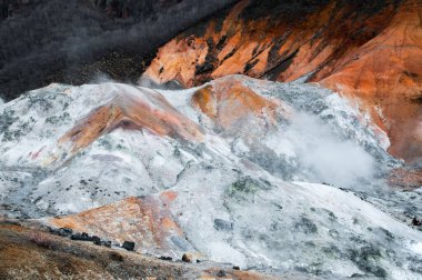 Jigokudani, İngilizce 'de Cehennem Vadisi aktif volkan krateri Noboribetsu, Hokkaido, Japonya' da.