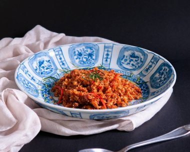 Pad Prik Khing Pla Duk Fu - baharatlı ve tatlı köri ezmeli kızarmış yayın balığı kırıntısı, kaffir limon yaprağı ve kırmızı biber dilimi. Tayland geleneksel ev yemekleri