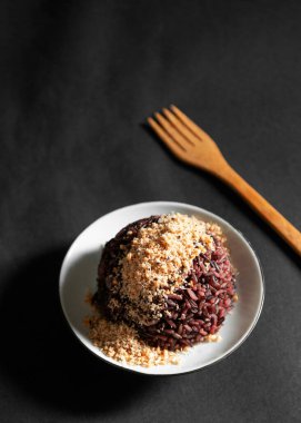 Pirinç ya da hindistan cevizi kabuklu organik pirinç ya da Prik Gub Klur - otantik Tayland geleneği yerel mutfağı. Siyah arkaplan