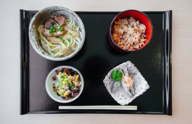 Japon sokak yemekleri Okinawa Udon. Kızarmış balık ve pirinçli.