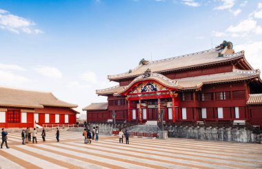 Shuri 'nin ana meydanı (Shurijo) Kale açık mavi gökyüzü altında turistler, Naha, Okinawa, Japonya