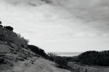 28 Ocak 2013 Naha, Okinawa, Japonya: Nakijin Gusuku Kalesi 'nin taş duvarı siyah ve beyaz deniz manzaralı kalacak.