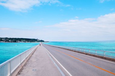 Kouri köprüsü güzel turkuaz mavi denizi üzerinden Kouri adasına, Naha, Okinawa, Japonya