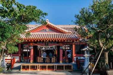 28 Ocak 2013 Naha, Okinawa, Japonya: Naminoue tapınağındaki ahşap sunak ile Kırmızı Ana Salon