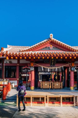 28 Ocak 2013 Naha, Okinawa, Japonya: Naminoue tapınağındaki ahşap sunak ile Kırmızı Ana Salon