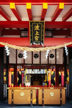 28 Ocak 2013 Naha, Okinawa, Japonya: Naminoue tapınağındaki ahşap sunak ile Kırmızı Ana Salon