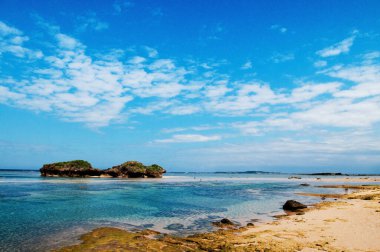 Iriomote, Hoshizuna sahilinin taş ve kaya manzarası Okinawa, Japonya. Kayalık plajlı ve pelerinli tropikal ada