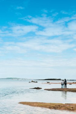 31 Ocak 2013 Okinawa, Japonya: Hoshizuna plajının kaya ve taş manzarası, Iriomote kayalık plaj ve pelerinli tropikal ada
