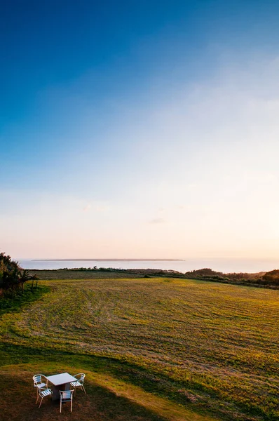 Wide Grass Field Ocean Picnic Table Sunset Sunrise Ishigaki Island — Stock Photo, Image