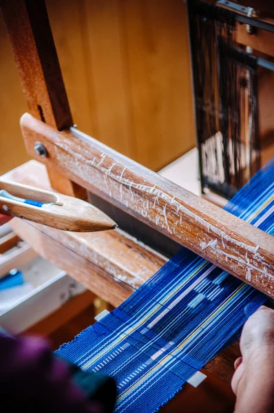 Handgemachter Okinawa Traditioneller Seidenstoff Seidenwebmaschine Mit Hand Nahaufnahme Textilien Texturdetails — Stockfoto