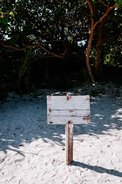 Kabira Körfezi, Ishigaki, Okinawa Japonya sahilinde eski beyaz ahşap levha..