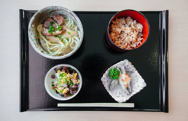 Bucătărie Japoneză Stradă Okinawa Udon Set Pește Prăjit Orez Prăjit — Fotografie, imagine de stoc