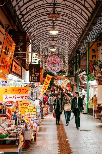JAN 28, 2018 Naha, Okinawa, JAPAN: Kokusai caddesinde ünlü Heiwadori caddesi. Bir sürü yiyecek ve hediyelik eşya dükkanı var..