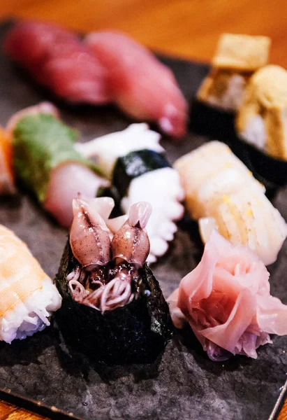 Închidere Împușcat Amestec Proaspăt Placă Sushi Japoneză Diverse Sushi — Fotografie, imagine de stoc
