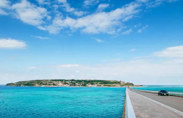 Kouri köprüsü güzel turkuaz mavi denizi üzerinden Kouri adasına, Naha, Okinawa, Japonya