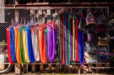 Değişik renkte hamaklar güneş ışığı altında asılıdır..