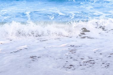 Güneşli bir günde okyanus dalgası.