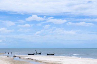 Ünlü Hua Hin sahilinde yerel balıkçı tekneleri yazın güneşli bir günde, Tayland 'da sahil gezisinde.
