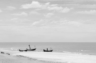 Ünlü Hua Hin sahilinde yerel balıkçı tekneleri yazın güneşli bir günde, Tayland 'da sahil gezisinde.