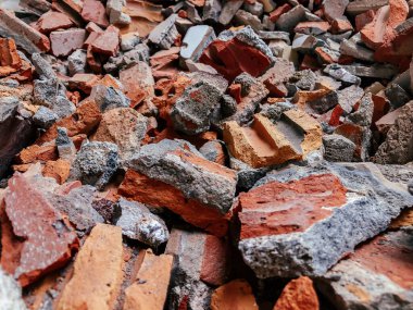 İnşaat alanındaki kırık kırmızı tuğla ve beton yığını detayları kapat - yıkım kavramı