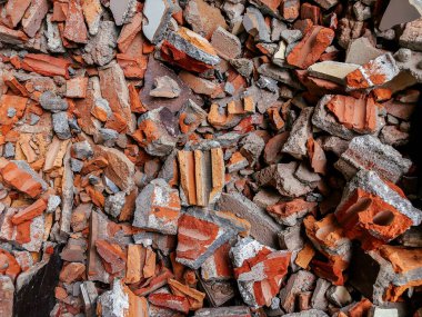 İnşaat alanındaki kırık kırmızı tuğla ve beton yığını detayları kapat - yıkım kavramı