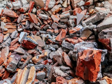 İnşaat alanındaki kırık kırmızı tuğla ve beton yığını detayları kapat - yıkım kavramı