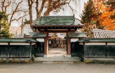 DEC 3, 2018 Kakunodate, Japonya - Kakunodate eski Samuray kasabası ünlü klasik Edo köyü kapısı çam ağacı ile. Akita, Tohoku bölgesi