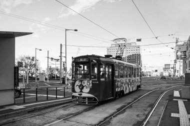 DEC 2, 2018 Hakodate, JAPAN - Hakodate şehir tramvayı klasik tramvay JR tren istasyonuna yaklaşıyor. Tramvay şebekesi şehir genelinde iyi kurulmuş ve gezmek için ana ulaşımdır..