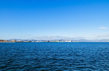 DEC 2, 2018 Hakodate, JAPAN - Hakodate mavi limanı ve sanayi limanı geniş vinçleri ve dağ manzaralı, uzak manzaralı.