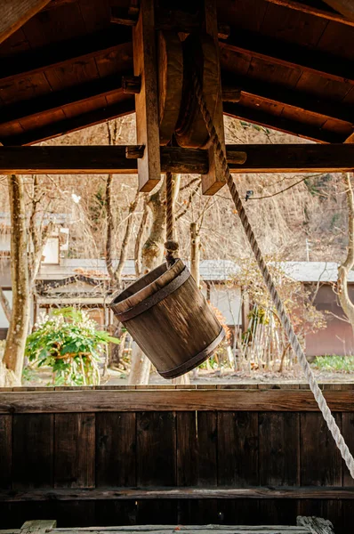 Antico Antico Pozzo Acqua Secchio Legno Con Corda Appesa Sopra — Foto Stock