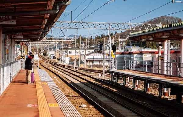 2018 Kakunodate 日本独立乘客 冬季在Kakunodate火车站月台温暖的阳光 著名的秋田线Shinkansen车站通往古代武士镇 — 图库照片