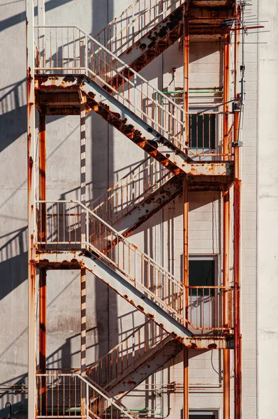 Régi Rozsdás Épület Vészkijárat Fém Vas Lépcsőházzal Kilátás Kívülről Erős — Stock Fotó