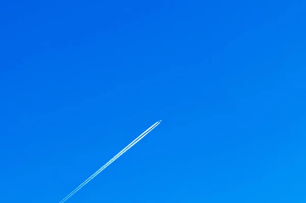 Cauda Contrail Fumo Branco Avião Alta Velocidade Cuising Alta Velocidade — Fotografia de Stock