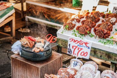 Hakodate Asaichi balık pazarı Hokkaido 'daki fırında Japon at kılı yengeçleri ya da Kegani ızgarası. Taze deniz ürünleri sokak yemekleri.