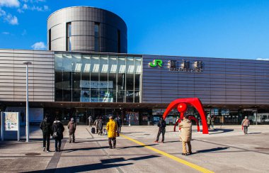 DEC 2, 2018 Hakodate, JAPAN - JR JR Hakodate İstasyon Binası Turistlerle birlikte kışın parlak güneş ışığı altında meydanda