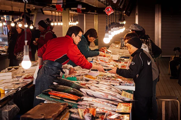 2018年12月2日北海道函館市の魚市場で 売り手と買い手がいる日本の魚介類店 新鮮な魚介類やストリートフードの名所 — ストック写真