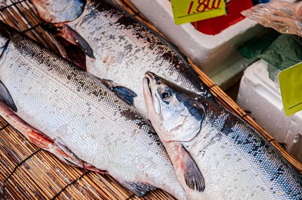 Salmones Japoneses Crudos Enteros Estera Paja Bambú Pescado Crudo Mercado —  Fotos de Stock