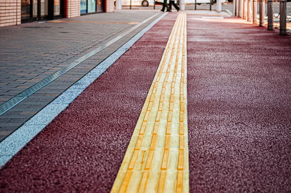 Blindenleitfaden Taktischer Pflasterweg Gelber Pflasterleitfaden Für Behinderte Und Blinde Selektiver — Stockfoto