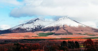 Hakodateyama 'nın Komagatake Dağı. Hokkaido kışın kuru ve güzel renkli ormanlarıyla.