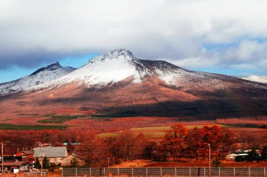 Hakodateyama 'nın Komagatake Dağı. Hokkaido kışın kuru ve güzel renkli ormanlarıyla.