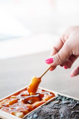 Onuma Park, Hokkaido 'da karamel soslu ve susamlı Japon şekerlemesi.