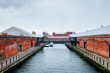 DEC 1, 2018 Hakkodate, Japonya - Hakkodate Kırmızı tuğla depoları Kanemori ve Kanal Hakodate limanında kış mevsimi sisli atmosferde
