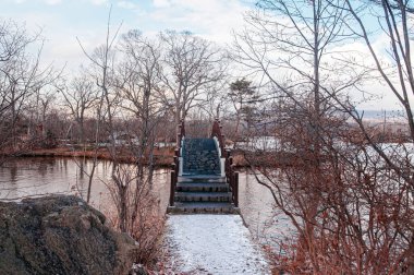 Onuma Koen Quasi - Ulusal Park Doğa Köprüsü Kurumuş yapraksız ağaçla huzurlu kış mevsiminde. Hakodate, Hokkaido - Japonya.