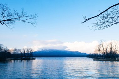 Onuma Koen Quasi - Ulusal Park Gölü ve Komagatake Dağı manzaralı huzurlu soğuk kış. Hakodate, Hokkaido - Japonya.
