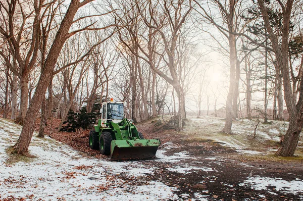 Фермерский Трактор Безлистным Деревом Заснеженной Землей Зимой Hakodate Hokkaido Япония — стоковое фото