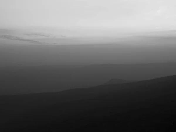 Prachtige Charmante Dramatische Zonsondergang Gradiënt Schaduw Berglandschap Van Phu Kradueng Rechtenvrije Stockfoto's