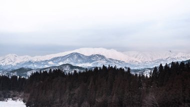 Fukushima, Tohoku, Japonya 'da kış mevsiminde geniş bir manzara kar dağı sıradağları
