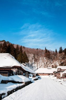 24 Ocak 2014 Fukushima, Japonya: Ouchi Juku köyü, Fukushima, Tohoku, Japonya 'da kışın çatılı ev, klasik ev ve karla kaplı cadde