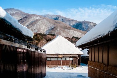 24 Ocak 2014 Fukushima, Japonya: Ouchi Juku köyü, Fukushima, Tohoku, Japonya 'da kışın çatılı ev, klasik ev ve karla kaplı cadde