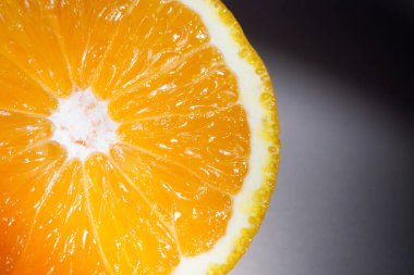 Yarısı kesilmiş Mandarin portakalı güzel posası beyaz arka planda izole edilmiş yakın plan detayı